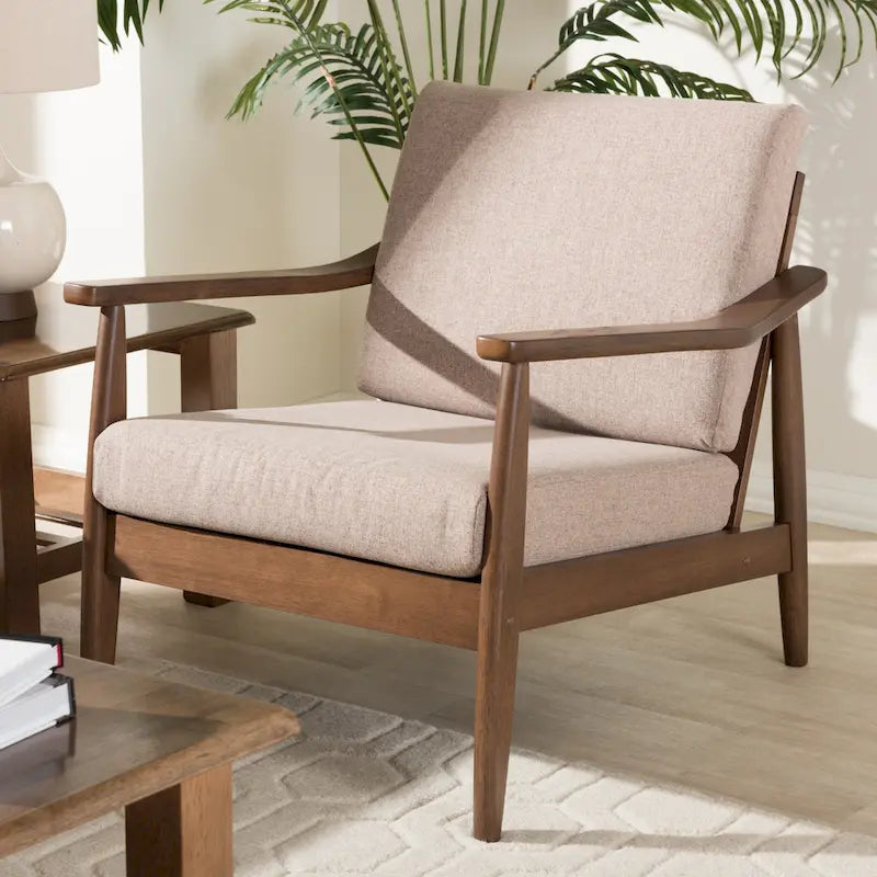 Fauteuil de salon mi-century avec pieds en bois massif et assise rembourrée
