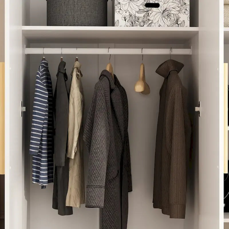 Armoire de rangement à trois portes, 70 H x 47,2 L, en blanc