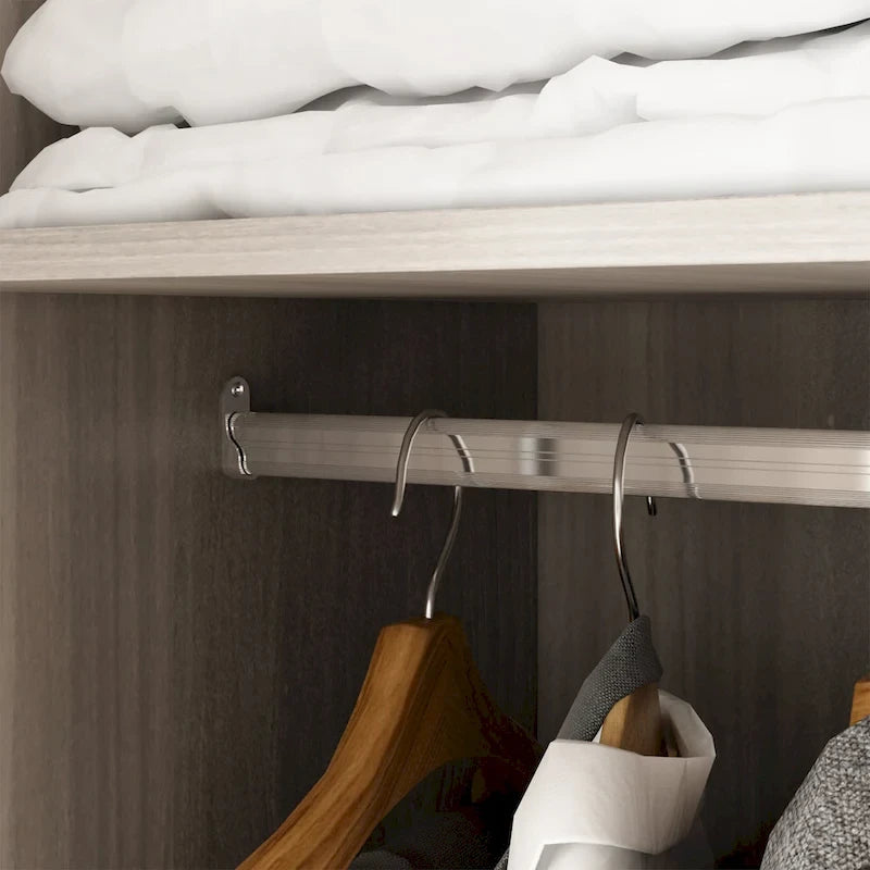 Armoire de rangement à trois portes, 70 H x 47,2 L, en blanc