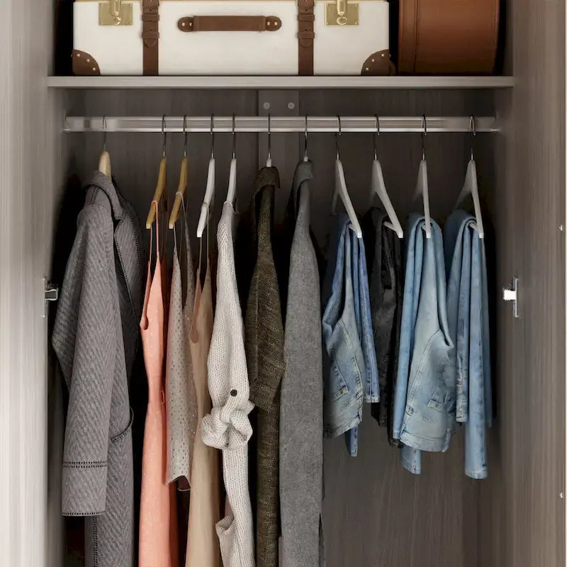 Armoire de rangement à trois portes, 70 H x 47,2 L, en blanc
