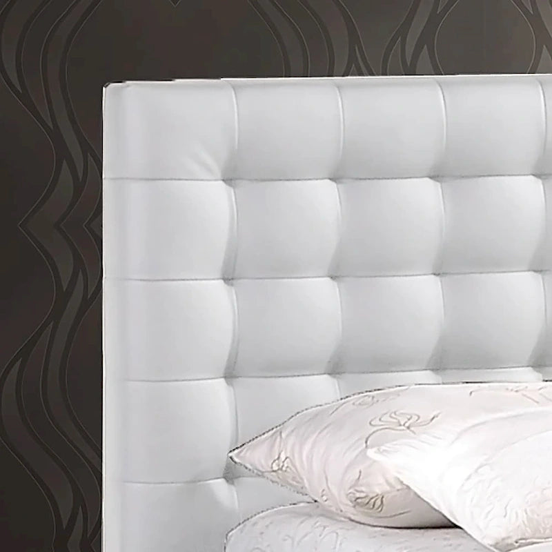 Lit plateforme queen-size moderne blanc avec tête de lit capitonnée